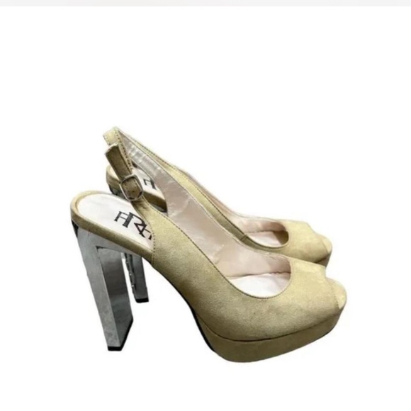 Fahrenheit Cream Heels Jewel-like Back Size 7 - Picture 1 of 7